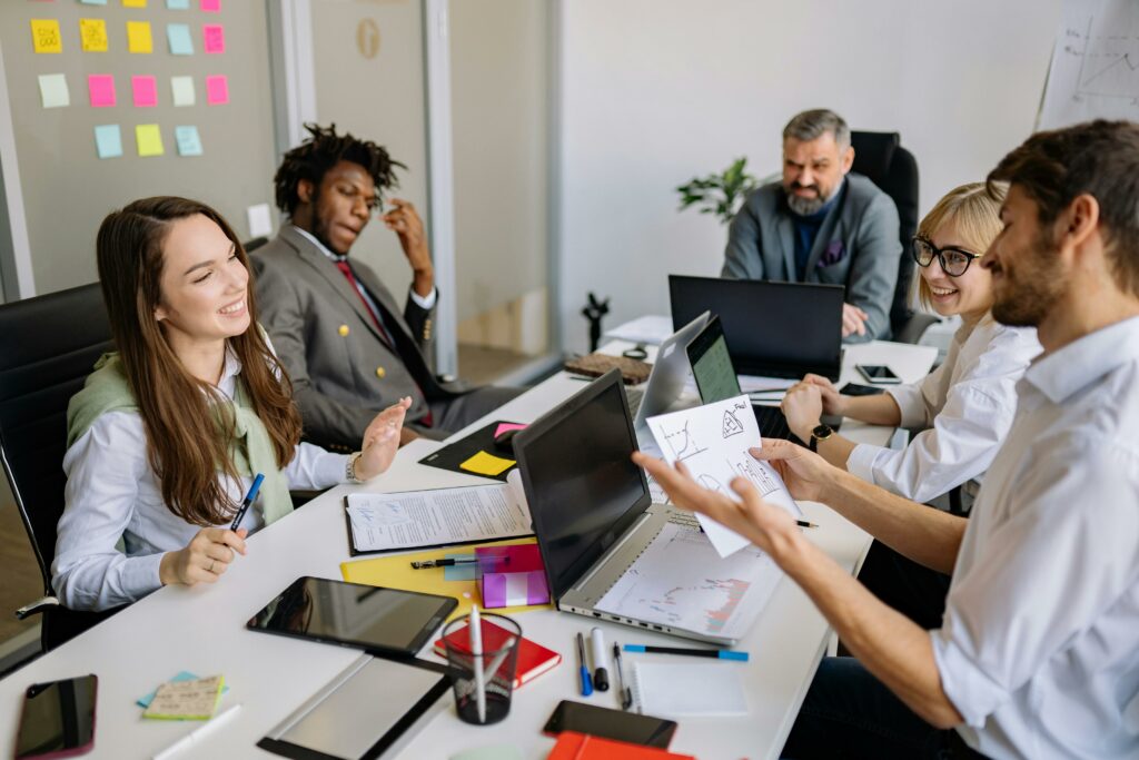 Équipe réunie autour d'un bureau pour parler de franchise et de performance