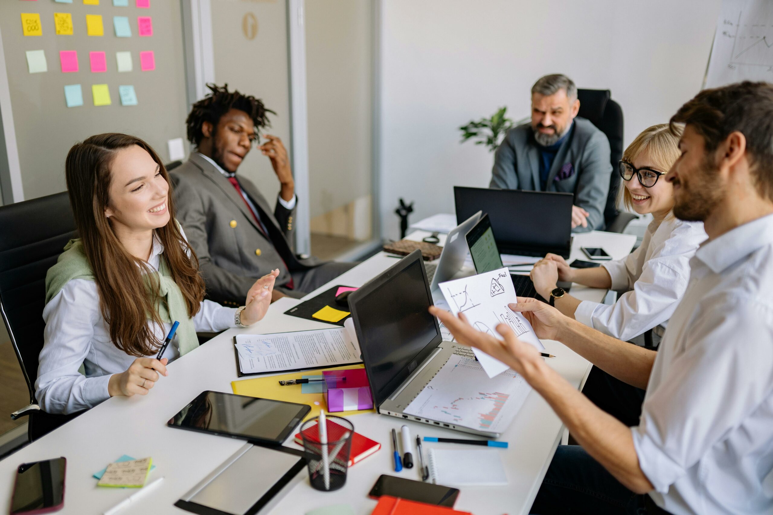 Équipe réunie autour d'un bureau pour parler de franchise et de performance