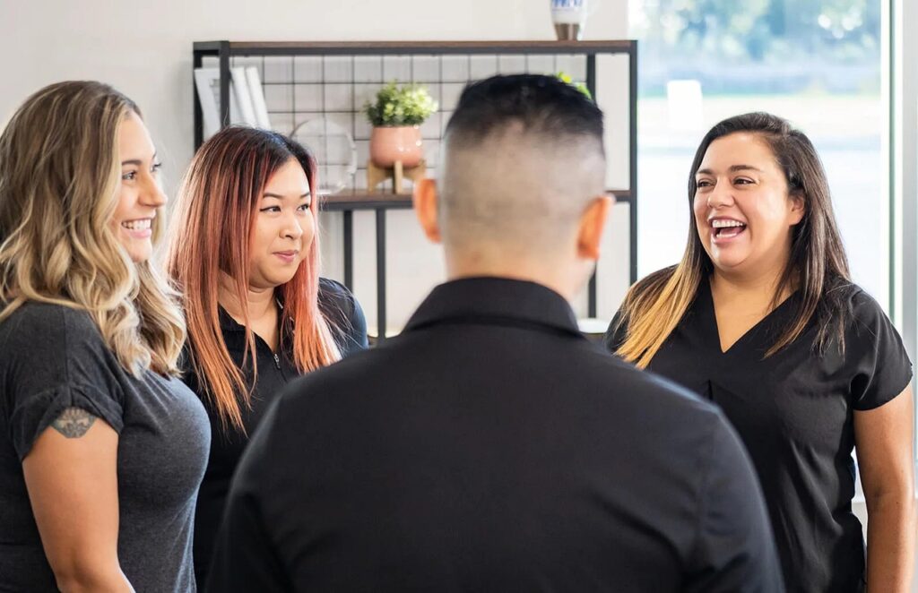 Une équipe professionnelle unie qui illustre le fait que centraliser les achats est bénéfique pour le réseau et les franchisés.