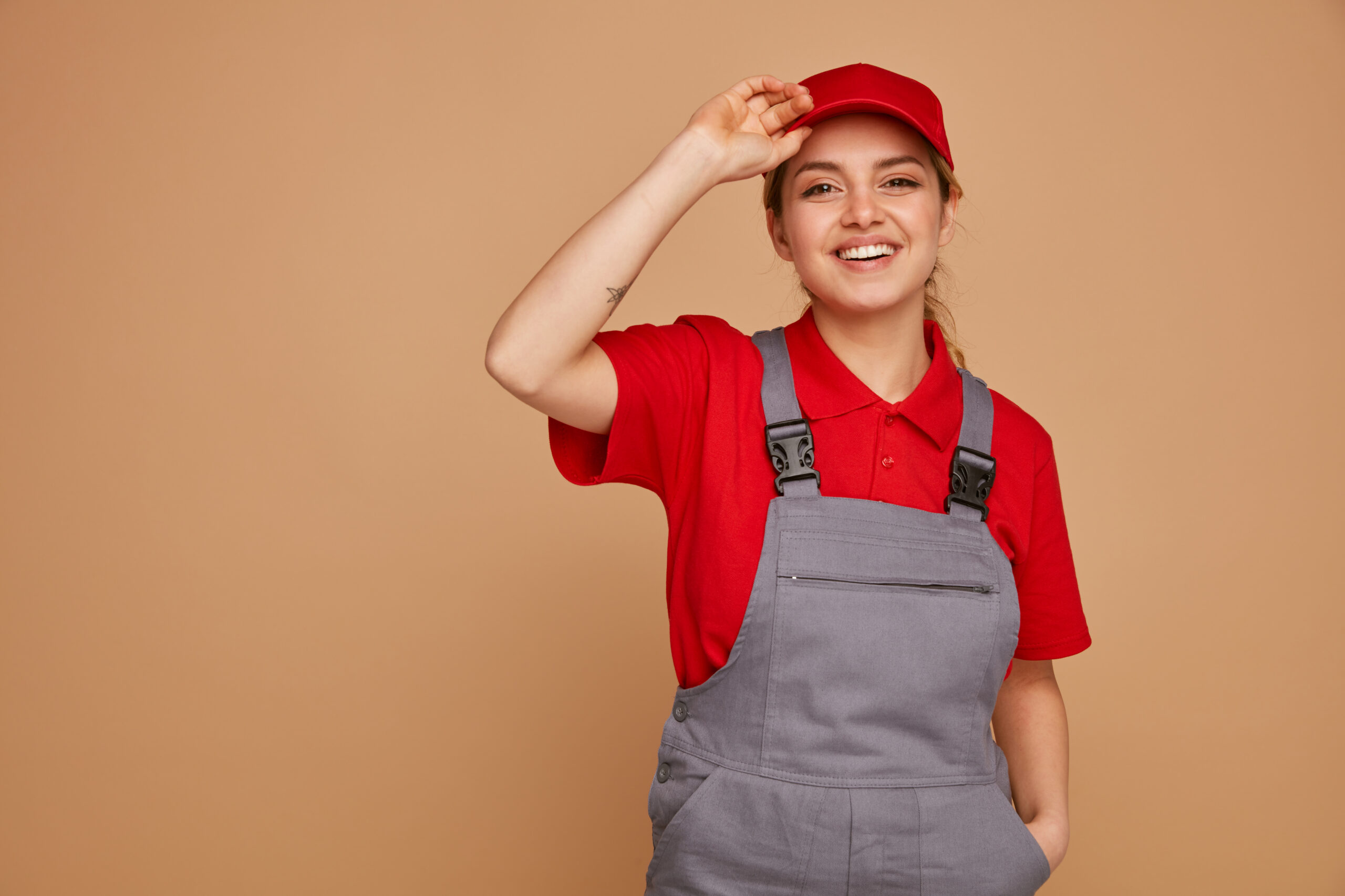 Joyeuse jeune femme portant casquette et uniforme